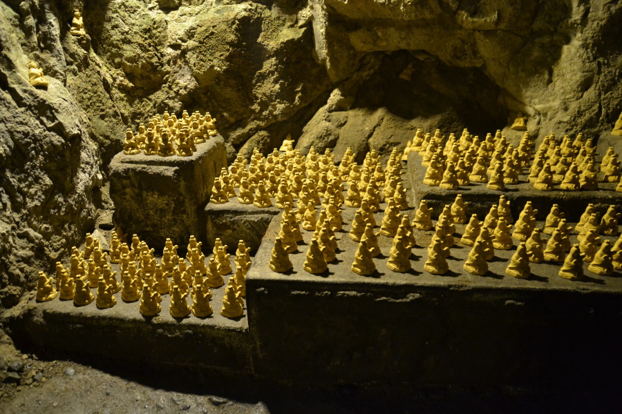 Statuen in der Benten-kutsu Grotte